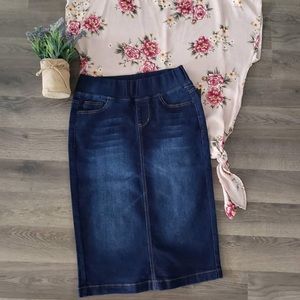 Elastic Waist Stretch Denim Skirt in Dark Wash